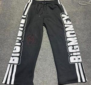 Pantalon de survêtement noir de style baggy pour homme avec bandes de logo sérigraphiées en tissu épais épais 350 GSM de qualité supérieure. - Product Image 1