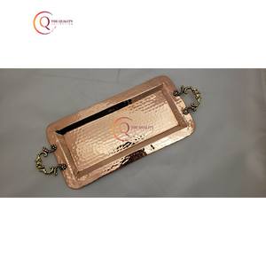 Bandeja para servir chapada en cobre clásica hecha a mano moderna con diseño martillado, parte superior envejecida para servir comida con mango de patrón de plantas - Product Image 5