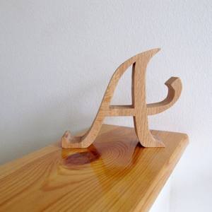 Élégance durable, support de téléphone en bois artisanal - Product Image 1