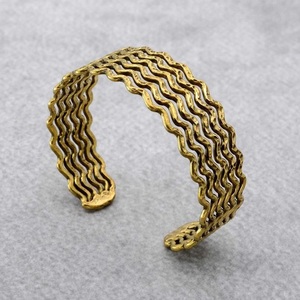Brazalete de latón inspirado en Escultura Moderna hecha a mano, diseño tradicional antiguo, joyería de extremo abierto elegante para hombres y mujeres, hecho en China - Product Image 6