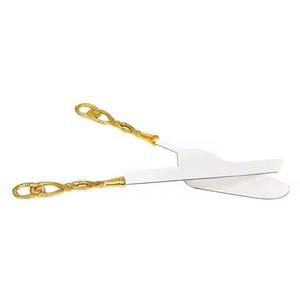 Ensemble de serveur et trancheuse à gâteau en laiton doré et en acier inoxydable de conception gaufrée pour mariage et fête - Product Image 5