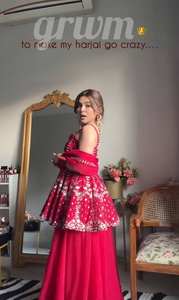 Ensemble de costume TOP SHARARA DUPATTA BLOOMING FOUX GRORGETTE 3/7 MM avec broderie de sequins multi-zari, motifs VISHNU K, sans manches - Product Image 4