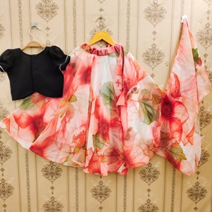 Conjunto de Lehenga Choli Étnico para Niñas Shoryam con Estampado de Hojas y Flores, Blusa Negra Larga hasta el Suelo y Dupatta |   Ropa de Fiesta para Niñas - Product Image 2