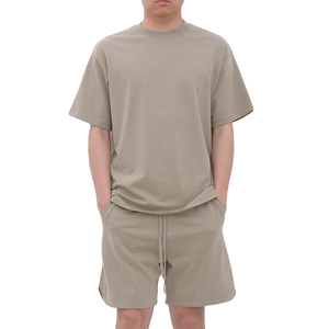 Conjunto de dos piezas para hombre al por mayor, camiseta de manga corta y pantalones cortos de color sólido, traje informal ligero stock - Product Image 1