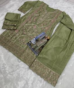 Traje de 3 piezas de seda de Chinon y Santoon elegante de excelente calidad para mujer con bordado pesado y Dupatta a juego a la venta - Product Image 4