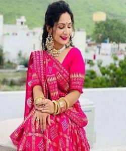 Precioso Sari de satén para bodas con diseño impreso y detalles de volantes para momentos inolvidables. - Product Image 5