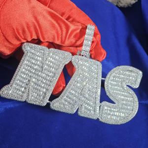 Pendentifs et breloques unisexes en argent sterling 925 plaqué or blanc, sertis de moissanite VVS et de diamants taillés rond et baguette, style hip-hop. - Product Image 1