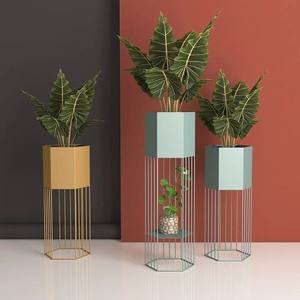 Pot de fleurs hexagonal en métal de grande taille fabriqué en Inde avec support en fil métallique unique pour la décoration du jardin ou de la maison, support de plante pour utilisation au sol, prix de gros - Product Image 1