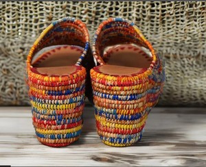 รองเท้าแตะส้นแบนทำด้วยมือหลากสีดีไซน์เป็นเอกลักษณ์ - Product Image 2