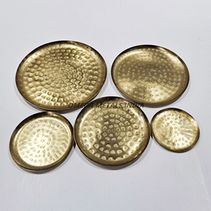Ensemble chic de plateaux circulaires dorés avec motif éblouissant idéal pour servir des friandises et ajouter du glamour aux occasions spéciales - Product Image 1