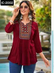 Nouveau modèle femmes décontracté et tenue quotidienne haut en rayonne lourde avec beau travail de broderie avec motif fantaisie court Kurtis pour les femmes - Product Image 3
