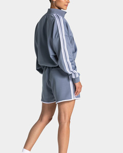 Chaqueta Corta con Cremallera y Pantalones Cortos a Rayas en Azul Acero, Diseño Moderno y Personalizado, Conjunto Deportivo Informal para Mujer - Product Image 4