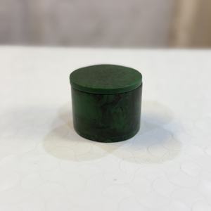 Frascos de resina coloridos para velas, disponibles en diferentes tamaños y diseños, con tapa, ideales para usar mientras se salen de citas para atraer la atención. - Product Image 4