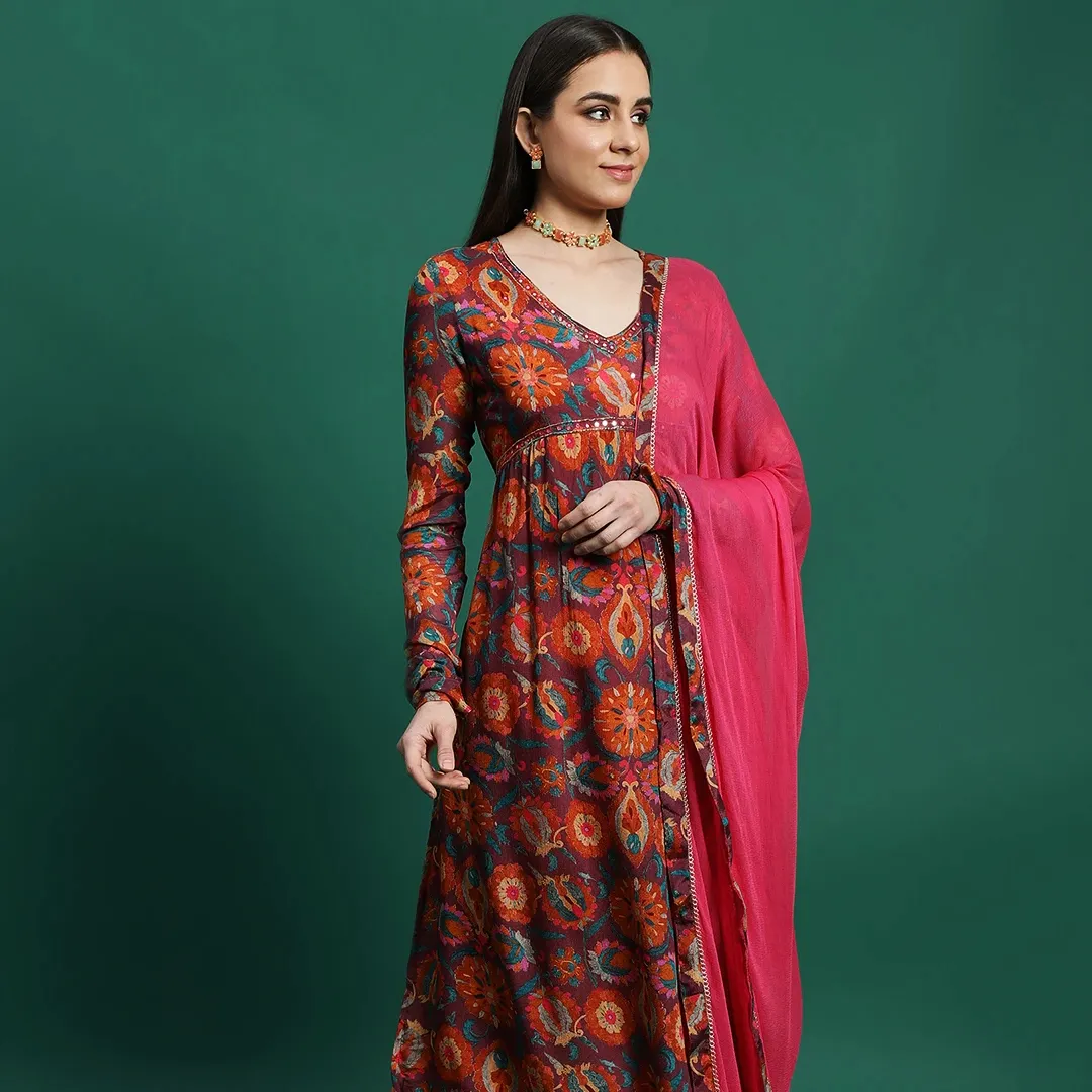 महिलाओं के लिए लाल रंग की कढ़ाई वाली अलंकृत अनारकली कुर्ता पैंट दुपट्टा सेट के साथ कैजुअल ड्रेस महिलाओं के लिए नवीनतम ड्रेस डिजाइन