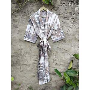 Kimono suave de algodón orgánico 100% con patrón Floral con cierre de cordón y cuello en V de longitud completa de verano para mujer - Product Image 6