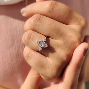 Bague en diamant de laboratoire de luxe avec un centre de pierre époustouflant, conçue pour les célébrations d'anniversaire et les propositions romantiques, en provenance d'Inde - Product Image 2