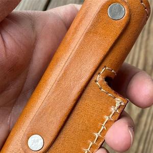 Funda para cuchillo de cuero marrón hecha a mano con estampado decorativo y cierre de broche de latón. - Product Image 3