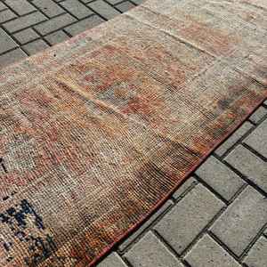 Alfombra Turca Vintage de 2.7x10.2 pies, Alfombra de Pasillo, Alfombra de Lana Ikat Marrón y Azul - Product Image 2