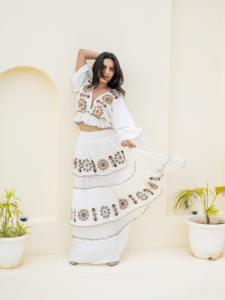 Robe midi bohème blanche imprimée numériquement en coton à manches bouffantes florales, coupe trapèze, idéale pour l'été, les festivals, les vacances et les centres de villégiature - Product Image 2