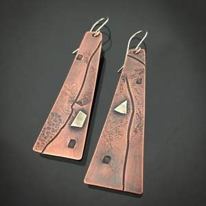 Boucles d'oreilles en cuivre à motif tribal de créateur faites avec une finition oxydée pour la mode traditionnelle et le style de mariage - Product Image 3