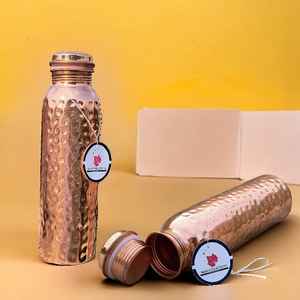 Botella ergonómica de estilo vintage de cobre puro de 900ml, acabado mate, almacenamiento a prueba de fugas para beber directamente personalizable al por mayor - Product Image 1