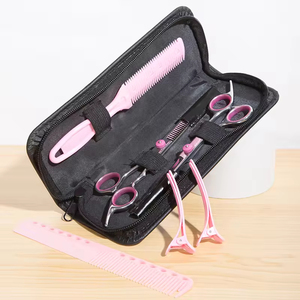 Tijeras de peluquero ligeras hechas a mano para barberos, que ofrecen precisión y control en cada corte - Product Image 4