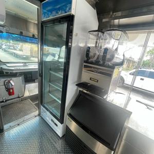 Le camion de crème glacée le plus cool, camion alimentaire motorisé en aluminium de 13 pieds avec machine à crème glacée molle, véhicule de service extérieur - Product Image 6