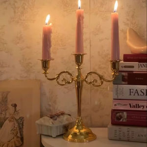Élégant candélabre doré à trois bras ajoutant un charme royal à votre coin lecture, disponible à prix de gros - Product Image 1