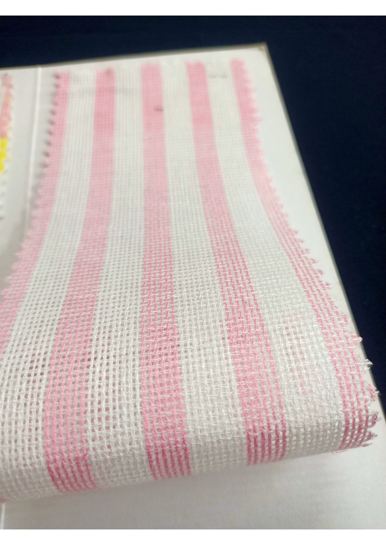 สีเหลือง