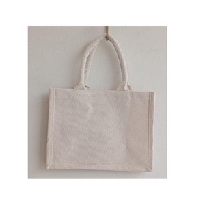 Sac à provisions non tissé imprimé personnalisé en toile blanche style fourre-tout tissu recyclable design pliable avec motif de lettres et logo - Product Image 1