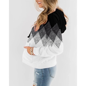 Sweats à capuche modernes pour femmes avec ourlet court en coton respirant brossé poignets côtelés manches surdimensionnées et design doux et décontracté - Product Image 3