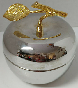 Récipient en forme de pomme plaqué argent, fonctionnant probablement comme une boîte à bibelots - Product Image 2