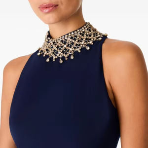 Robe de soirée maxi sans manches à décolleté licou avec détail perlé pour mariages et fêtes Design de placement sur le devant - Product Image 1