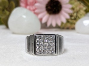 แหวนหมั้นและแต่งงานหรูหราประดับมอสซาไนต์คุณภาพพรีเมียมจาก Lurba Jewels ดีไซน์ทันสมัย ทำจากเงินแท้ 925  แบบฝังเพชร - Product Image 4