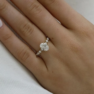 Anillo de diamantes de corte ovalado de 1.50 CTW con diamantes laterales redondos, anillo de compromiso de diamante ovalado cultivado en laboratorio, oro de 14k - Product Image 3