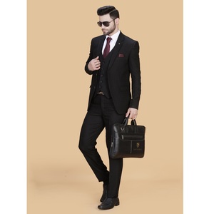 Vente flash Costume homme classique noir 5 pièces en polyester et coton Vêtement formel pour mariages et affaires Disponible à la vente - Product Image 1