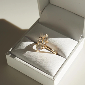 Anillo de compromiso de diamante Moissanite de corte Marquesa de 2,50 quilates solitario alargado en oro amarillo de 14K / 18K ajuste elegante de seis puntas - Product Image 4