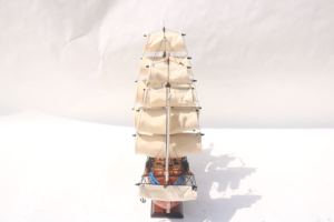 Artisanat vietnamien de qualité supérieure, modèle de bateau à voile sur pied en bois peint à la main, personnalisé, décoration d'intérieur de collection - Product Image 5