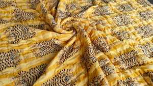 ผ้าห่มควีนไซส์ทำมือจากผ้าฝ้ายออร์แกนิก ลายสัตว์ พิมพ์ลายสองด้าน - Product Image 2