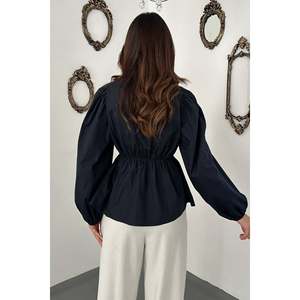 Chemisier bleu marine avec taille élastiquée et manches ballon - Bleu marine - Product Image 5