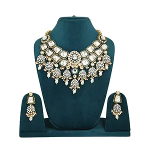 Conjunto de collar nupcial estilo Kundan Polki con circonita y esmalte verde, incluye gargantilla, pendientes y Maang Tikka - Product Image 2