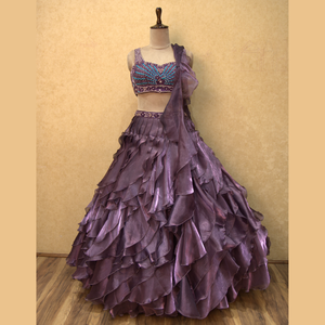 Lehenga con volantes de vino de lujo con llamativo trabajo hecho a mano y detalles de ritmos perfectos para todas las ocasiones a precio mayorista de La India - Product Image 2