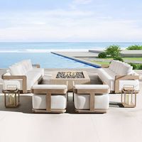 Ensemble de salon d'extérieur élégant, écologique et durable, structure en teck, coussins neutres imperméables et à séchage rapide, style resort moderne