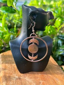 Pendientes de cobre indios hechos a mano para uso festivo con aspecto oxidado único con patrones de diseño tradicional - Product Image 3