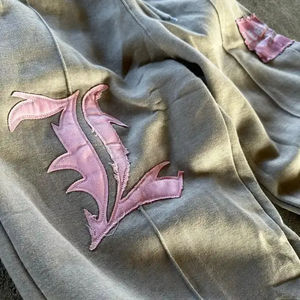 OEM 2 piezas Sweatsuit Lavado ácido Trajes de sudor para hombre Bordado personalizado Apliques Parche Jogger Hombres pantalones de chándal acampanados y conjunto con capucha - Product Image 1