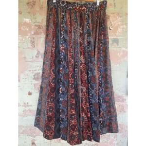 Falda de Chifón Estampada a Mano con Paneles y Bordado Floral, Talla XS, Suave y Transpirable para Danza del Vientre, Azul Ajrakh, Logotipo L, Cintura Ajustada - Product Image 1