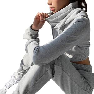 Vente en gros de crop top à capuche en tissu mélangé 80% coton 20% polyester à la mode avec logo avant pour l'amélioration du style d'automne - Product Image 3