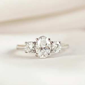 Anillo de compromiso de tres piedras CZ blanco de corte ovalado de 9x7mm en plata nupcial clásico promesa joyería al por mayor moda personalizada OEM ODM - Product Image 1