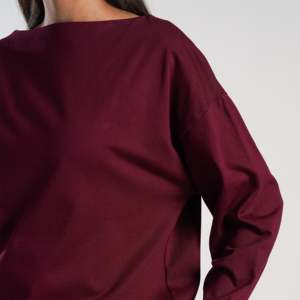 Haut de bateau bordeaux élégant avec un élément de mode épuré - Product Image 6