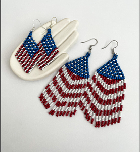 Pendientes Largos con Cuentas de la Bandera Americana Hechos a Mano - Pendientes Patrióticos con Borlas - Dorados - Product Image 1